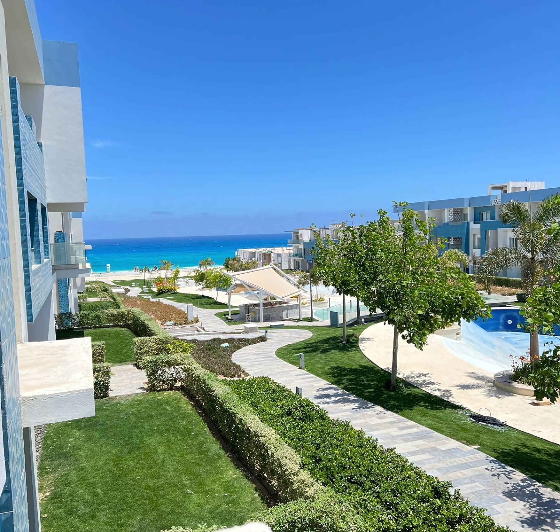 Luxury Serviced 3BR Apartment in Fouka Bay | First Row Sea & Pool View, photo 3