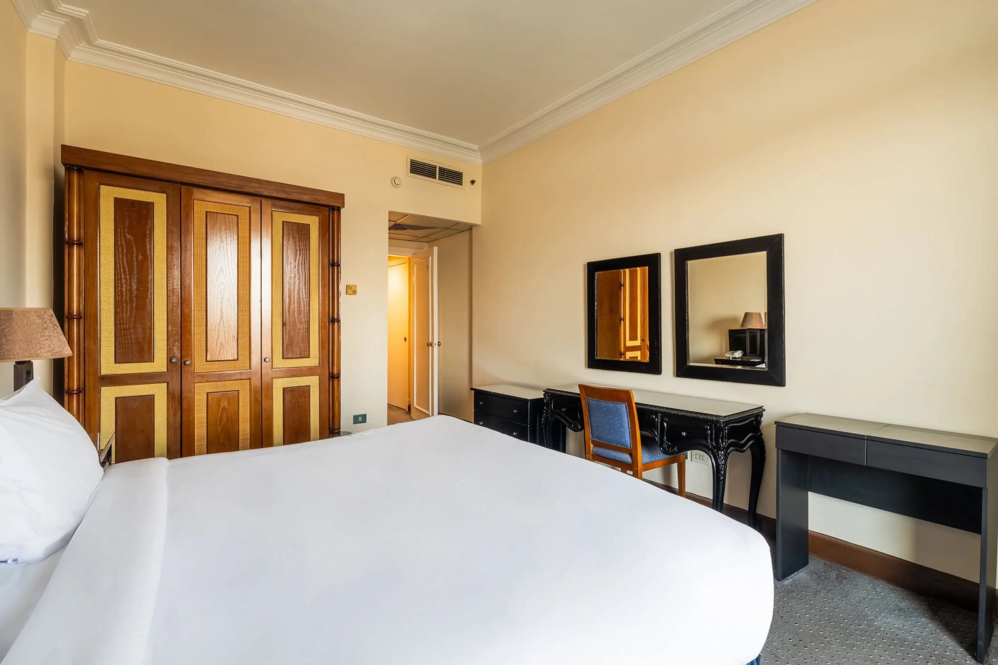 2 Bedroom suite king bed and 2 Twin beds Nile view, photo 8