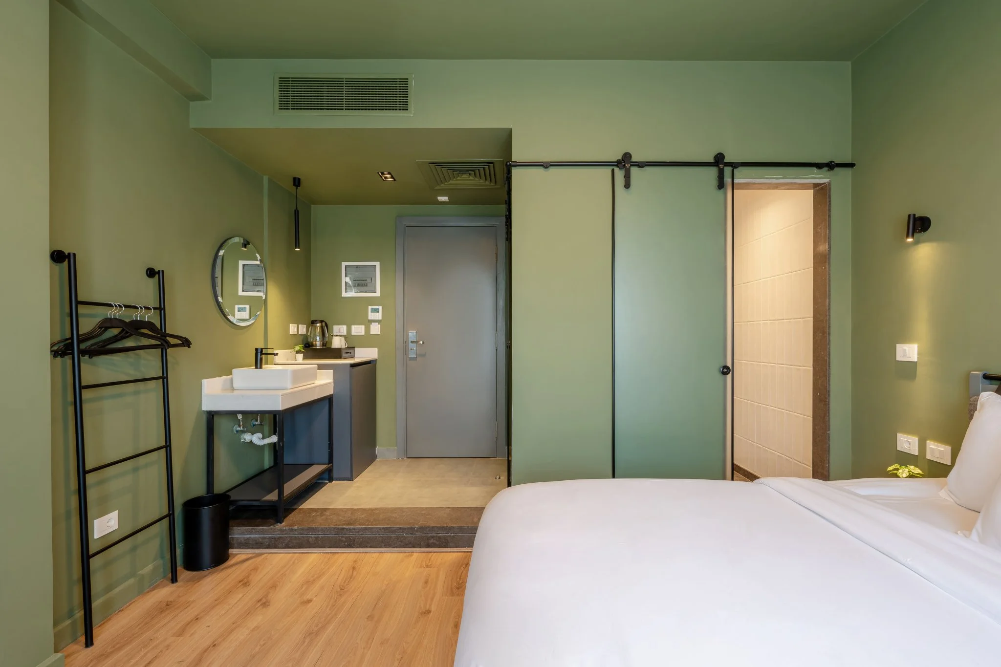 King Room With Balcony In The Center Of Downtown Cairo, photo 4