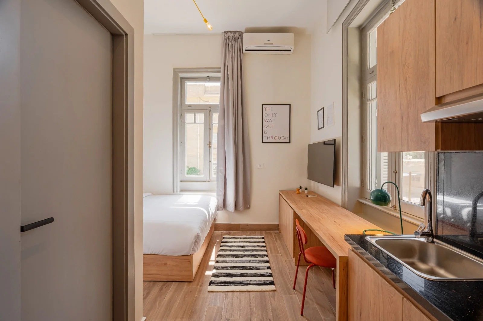 Standard Studio Queen bed, photo 8