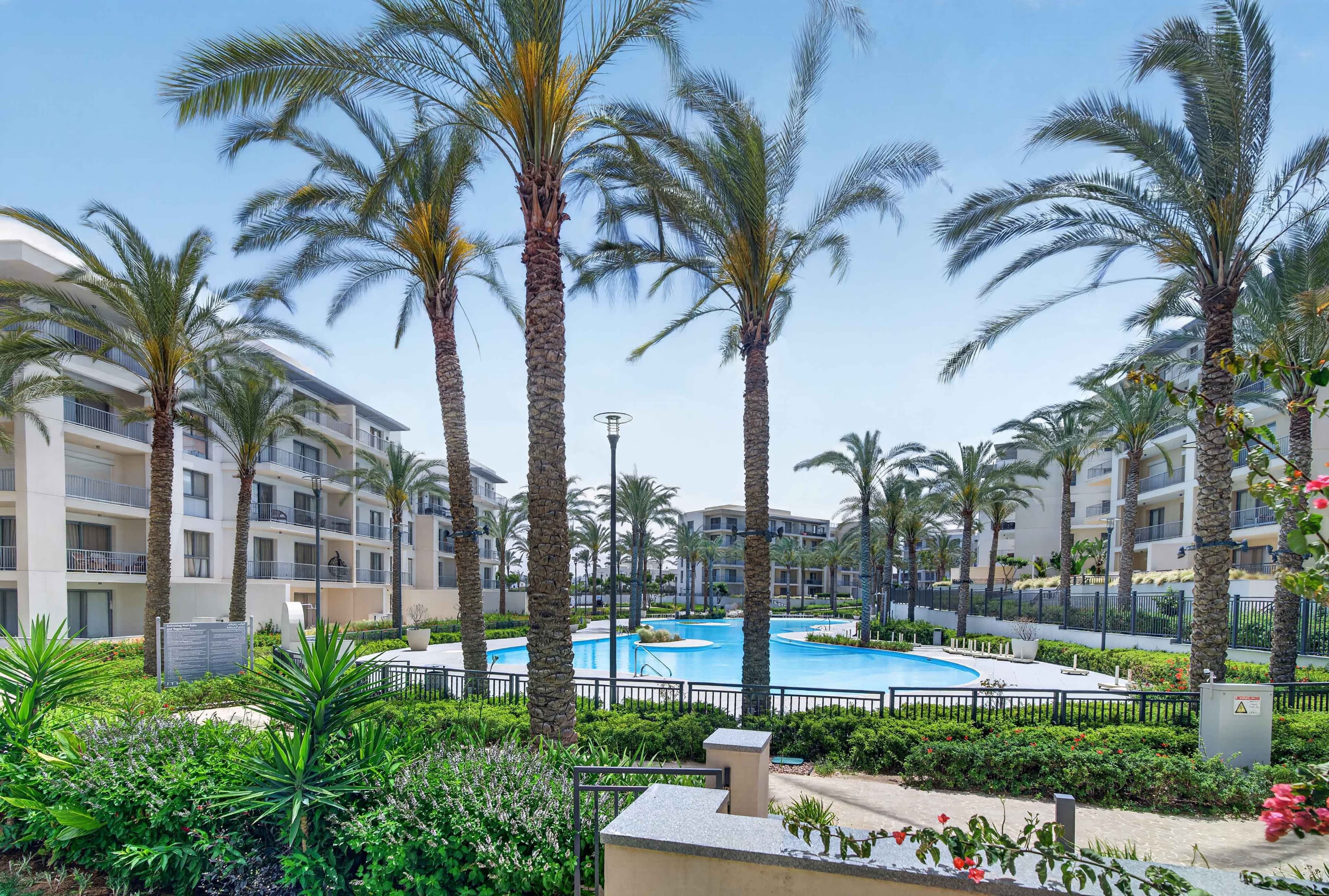 Relaxed 2BDR Pool View · Lea